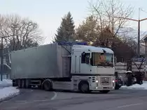 RENAULT Magnum-500 am Weg zur Autobahn A8;101228