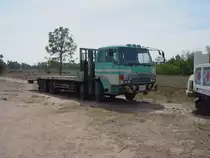 Eine HINO Tieflader am 20.01.2011 bei der Stadt Buri Ram im Nordosten Thailands