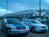  Blaue-Stunde  Einsatzfahrzeuge mit dem  Neuen  und  altem  Outfit sind anlsslich des Bundesligaspiel RIED - MATTERSBURG vor dem FILL-Metalbaustadion positioniert; (Bei der alten Ausfhrung, zwar schon mit Polizei beschriftet, jedoch noch das BG-Kennzeichen); 080319
