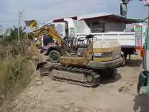 Ein gebrauchter Komatsu PC30 Kettenbagger steht in der N�he aon Buri Ram im Nordosten Thailands am 20.01.2011 zum Verkauf