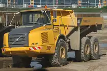 Ein  Dumper  (Baustellenlastkraftwagen) VOLVO A30E auf dem zuk�nftigen Hauptstadtflughafen  Berlin Brandenburg International Willy Brandt  (17.08.10)
