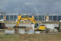 Ein Baustellen-Raupenbagger auf dem zuk�nfigen Berliner Hauptstadtflughafen  Willy Brandt  in Sch�nefeld (17.08.10)