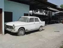 Ein Peugeot 404 wartet am 20.01.2011 in Buri Ram / Thailand auf seine Renovierung.