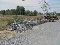 Eine ganze Menge gebrauchter Fahrr�der stehen in Buri Ram / Thailand am 20.01.2011 zum Verkauf