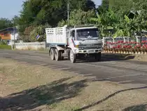 Ein 3-achsiger ISUZU 240 F LKW am 21.01.2011 im Nordosten Thailands