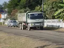 Ein 3-achsiger HINO LKW am 21.01.2011 im Nordosten Thailands. Dahinter ein Ford Pick-up mit Doppelkabine.