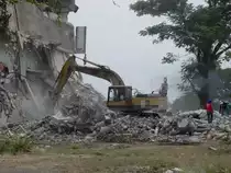 Ein Caterpillar Bagger bei Abri�arbeiten in Buri Ram im Nordosten Thailands am 22.01.2011