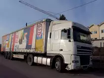 DAF-XF95.430 mit kunstvoll gestaltetem Planenauflieger ;110123