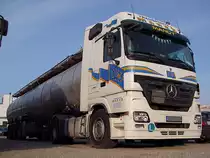 ACTROS,Blue-tec5 von Marek wartet mit dem Tankauflieger die Wochenendruhe in Ried ab;110123