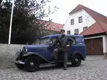 Opel P4 Kombinationslimousine, Baujahr 1935. Fahrgestell des Opel 12 LG von einem unbekannten Karosseur aufgebaut. Hier vorbereitet f�r den ZDF-Zweiteiler  Dresden  2005.