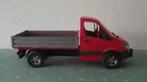 Mercedes Sprinter mit Ladefl�che   Farbe:Rot    Bruder