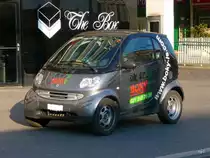 Grauer Smart mit Werbung in Lausanne am 22.01.2011