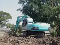 Ein KOBELCO Mark V, SK 200 Bagger bei Stra�enbauarbeiten am 25.01.2011 im Nordosten Thailands
