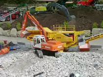 Ein Atlas Rauppenbagger in Sinsheim auf der Fazination Modellbau am 15.03.08 beim verladen von Steinen in einen Steinbrecher der sogar funktioniert.