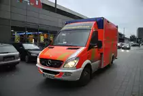 Mercedes Sprinter, als RTW der Berufsfeuerwehr Hannover am Hauptbahnhof. Foto vom 23.01.2011.