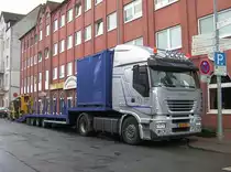 IVECO Starlis, in der Bahnhofstra�e/Lehrte am 25.01.2011. Der LKW  soll eine alte Rolltreppe aus dem Bahnhofstunnel abtransportieren.
