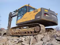 VOLVO-EC180CL beim Aufschichten von Abruchmaterial;110123