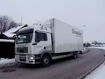 MAN_TGM12.230 von Daxecker passt sich in die Winterlichen Landschaft an;110104