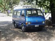 Ein schon etwas �lteres Modell eines Toyota HIACE Kleinbusses, noch mit dem alten Toyota-Logo versehen, am 25.01.2011 in Thailand