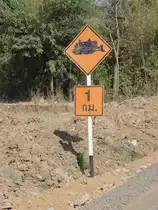 Dies ist hier in Thailand ein Hinweisschild auf Baustellenfahrzeuge beim Stra�enbau. Gesehen bei Buri Ram am 25.01.2011 im Nordosten Thailands.