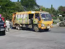 Ein ISUZU ELF NKR als M�llfahrzeug am 25.01.2011 in der Kleinstadt Hui Thalaeng im Nordosten Thailands.