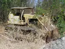 Auch diese Planierraupe, eine Caterpillar D4E, wird wahrscheinlich nie wieder zum Einsatz kommen. Gesehen bei Buri Ram im Nordosten Thailands am 26.01.2011