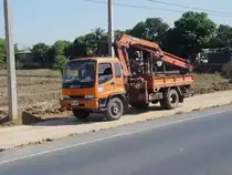 Ein ISUZU Forward mit einem HIAB 145 Kran ausgestattet am 26.01.2011 im Nordosten Thailands