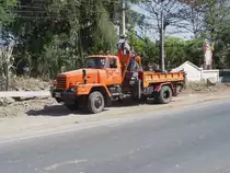 Ein UD NISSAN DIESEL bei Verlegearbeiten von Betonmasten f�r Telefon- und Elektrokabel. Gesehen bei Buri Ram im Nordosten Thailands am 26.01.2011