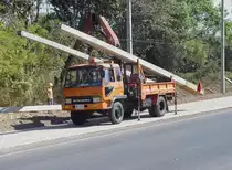 Dieser MITSUBISHI FUSO FK457H, ausger�stet mit einem PALFINGER PK 15500 Kran am 26.01.2011 beim Verlegen von Betonmasten f�r Elektro- und Telefonkabel im Nordosten Thailands