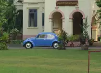 Ein sehr gut erhaltener VW K�fer vor einer prachtvollen Villa in der laotischen Hauptstadt Vientiane am 13.03.2010