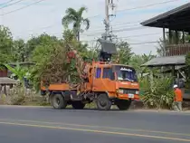 Dieser MITSUBISHI FUSO Fighter, ausger�stet mit einem Bohrger�t, war am 27.01.2011 im Nordosten Thailands unterwegs