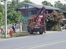 Deutlich ist der auf dem MITSUBISHI FUSO Fighter installierte Bohrer hier zu sehen. (27.01.2011 im Nordosten Thailands)