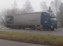 Bei Nebel parkte dieser VOLVO-Sattelzug am 22.Januar 2011 in Bergen/R�gen ein.