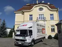 ATEGO 815 einer gro�en M�belhandelskette bei der Anlieferung von Einrichtungsgegenst�nden;100918