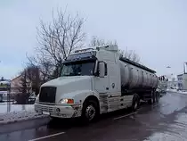 VOLVO-Sattel von Fuchsluger ist mit einer Ladung Milch zum Trocknungswerk Ried unterwegs;101226