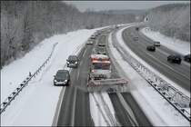 Kaum fllt Schnee schon sind sie zur Stelle: Die Kollegen der AM Ldenscheid. Im Bild ein Mercedes-Benz Atego 1828. Und wie man sieht wollen doch einige Verkehrsteilnehmer berhollen..... (24.03.2008)