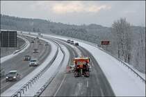 Der WINTERDIENST auf der A45 ist nicht gerade einfach..... Das Streufahrzeug wird gleich die Talbrcke Bremecke Richtung Hagen berqueren. (24.03.2008)