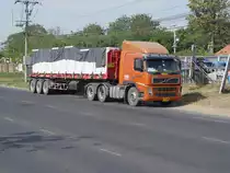 Dieser Rechtslenker-VOLVO, Typ ???, mit Auflieger stand am 27.01.2011 in der Stadt Buri Ram im Nordosten Thailands.