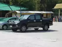 Ein fast nagelneuer Pick-up von Toyota: HILUX D-4D VIGO E exclusive mit Doppelkabine. Die Ladefl�che ist abgedeckt mit einem abschlie�baren Deckel von Carryboy, auf dem Kabinendach wahrscheinlich eine Klimaanlage, am 28.01.2011