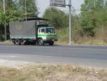 Ein dreiachsiger HINO LKW am 28.01.2011 unterwegs im Nordosten Thailands