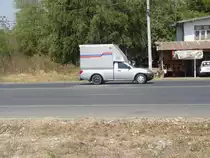 Dieser MITSUBISHI Triton Pick-up mit Normalkabine und Kofferaufbau war am 28.01.2011 bei Lamplaimat im nordosten Thailands unterwegs