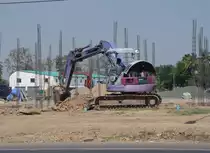 Ein Komatsu PC75UU Minibagger bei der Arbeit in der Kleinstadt Lamplaimat im Nordosten Thailands am 28.01.2011