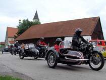 BMW-Beiwagenmaschine erreicht als Erster die Oldtimerveranstaltung bei Reichersberg;100808