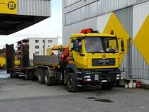 MAN mit Kran und Pritschenaufbau in Kriens am 15.01.2011