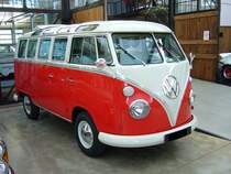 VW T1 Achtsitzersondermodell. 1963 - 1967. Dieser Bus mit Dachrandverglasung und Faltschiebedach war als Nachfolger fr den legendren  Sambabus  angedacht. Der 4-Zylinderboxermotor leistet 42 PS aus 1.493 cm Hubraum. Dsseldorfer Meilenwerk 30.01.2011.