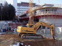 Hyundai;Robex 250NLC-7 baggert sich durch das Gelnde bei der Krankenhausbaustelle in Ried;110130