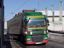 Die Sattelzge (hier XF105.480)der Sped.Angermayr mssen sich durch die engen Innenstadt-Straen von Ried qulen, um an ihre Betriebsttte zu gelangen; eine geplante Umfahrung (Spange-III) lsst aufgrund von Anrainereinwnden womglich noch Jahre auf sich warten;110128