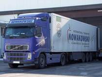 VOLVO FH480 aus Polen wird in Ried mit Trockenmilchpulver beladen;110128