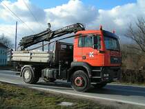 MAN TG310A von Kotzian transportiert einen Bund Betoneisen zu einer Baustelle;110120