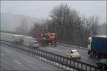 Mercedes-Benz Typ Atego 1828 der Autobahnmeisterei Ldenscheid berquert die Talbrcke Bremecke Richtung Ldenscheid. (26.03.2008)